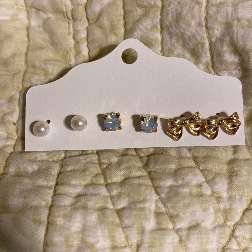 Earring set - bow tie, blueish/opal faux diamond, pearl